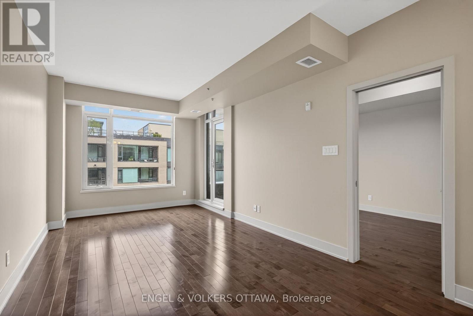 #507 108 RICHMOND ROAD - 18