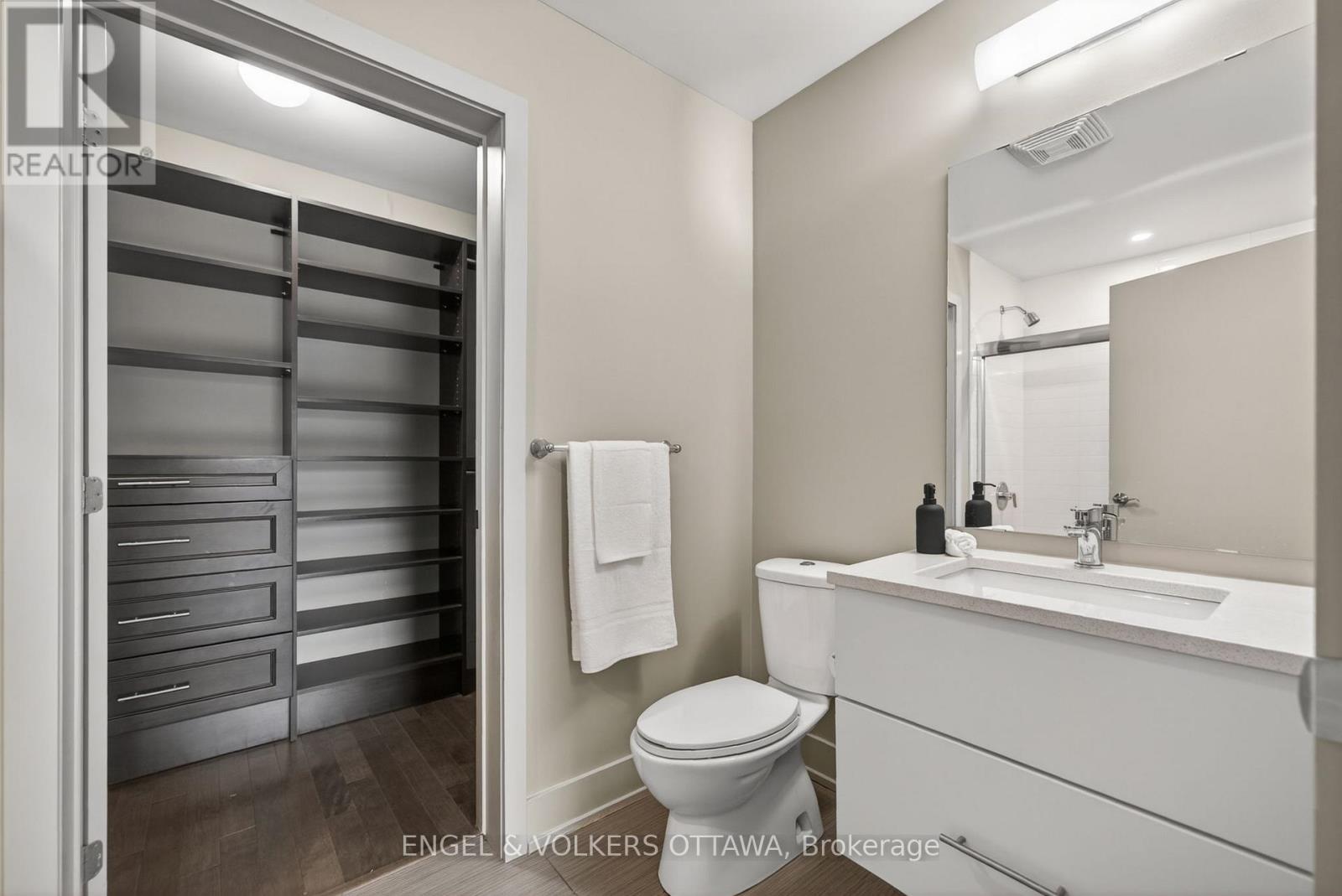 #507 108 RICHMOND ROAD - 23