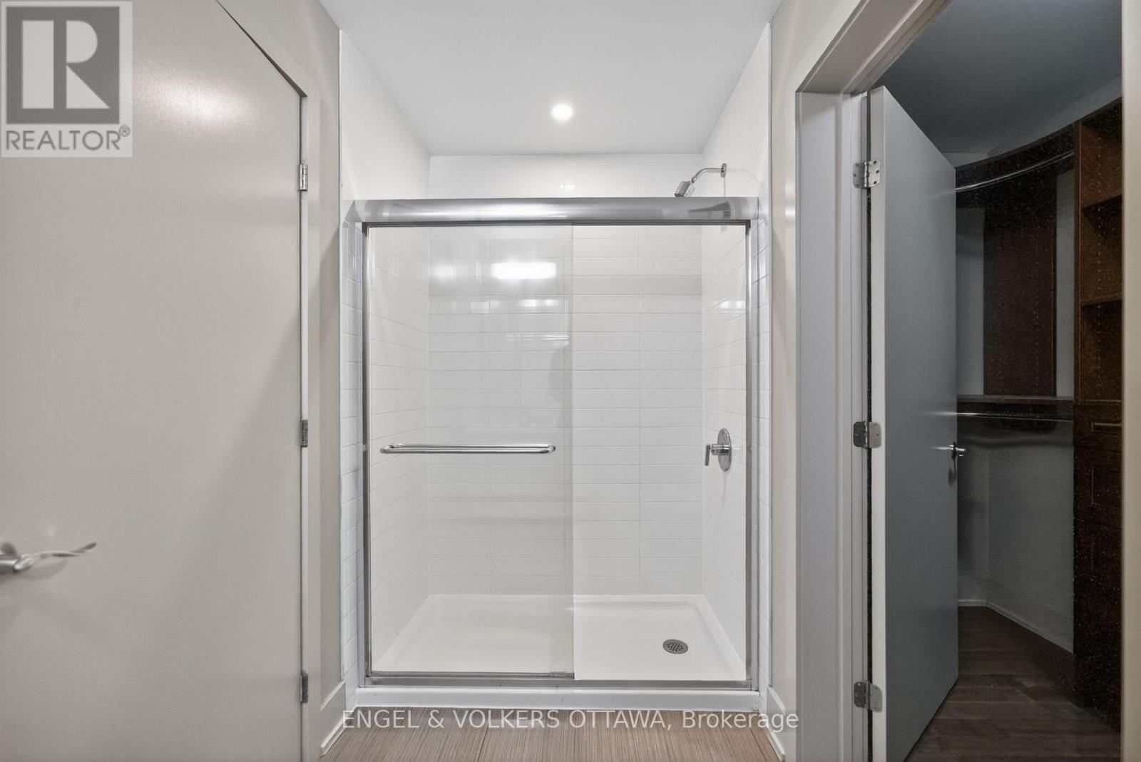 #507 108 RICHMOND ROAD - 25