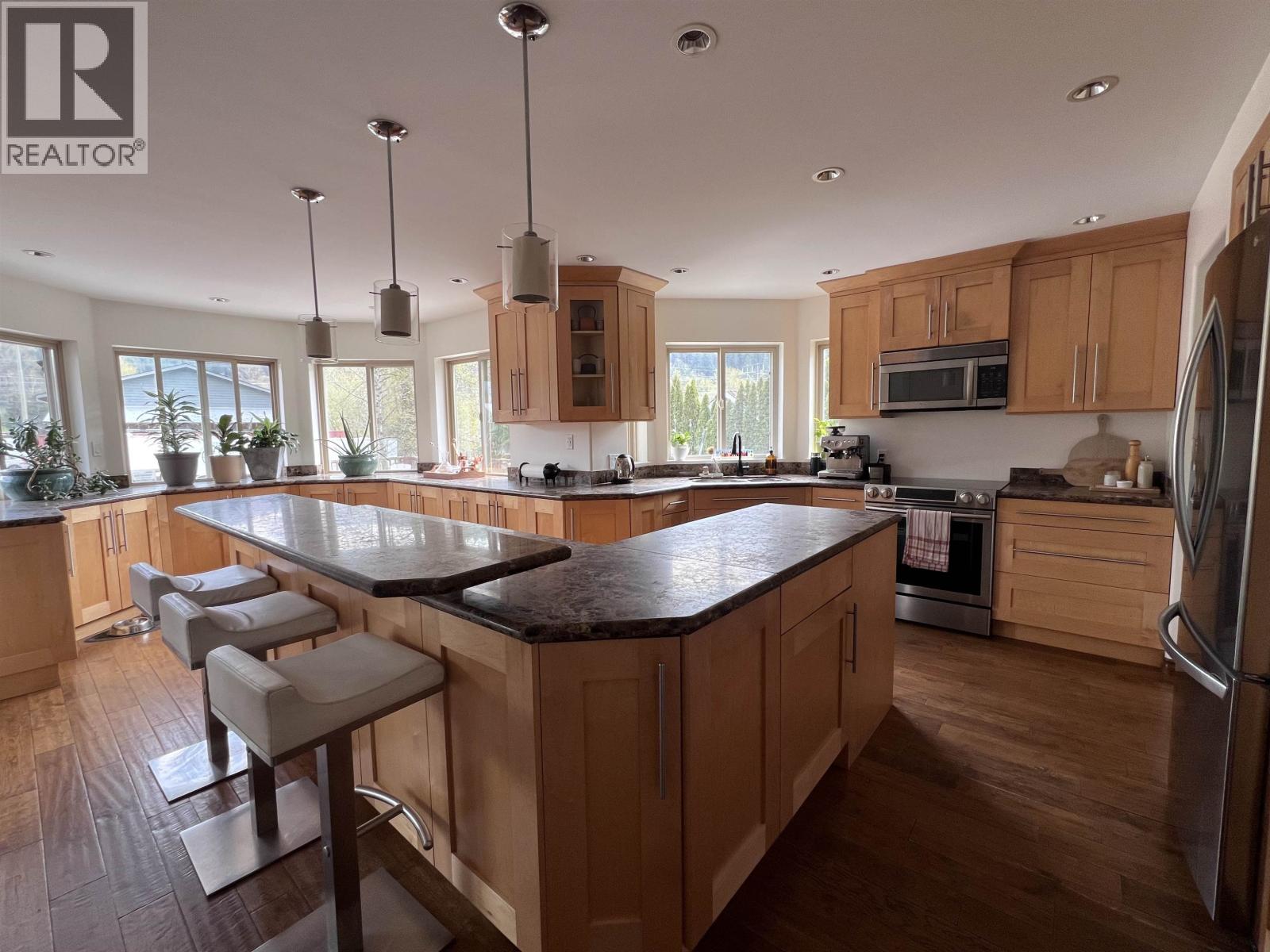 38940 LOGGERS LANE, Squamish