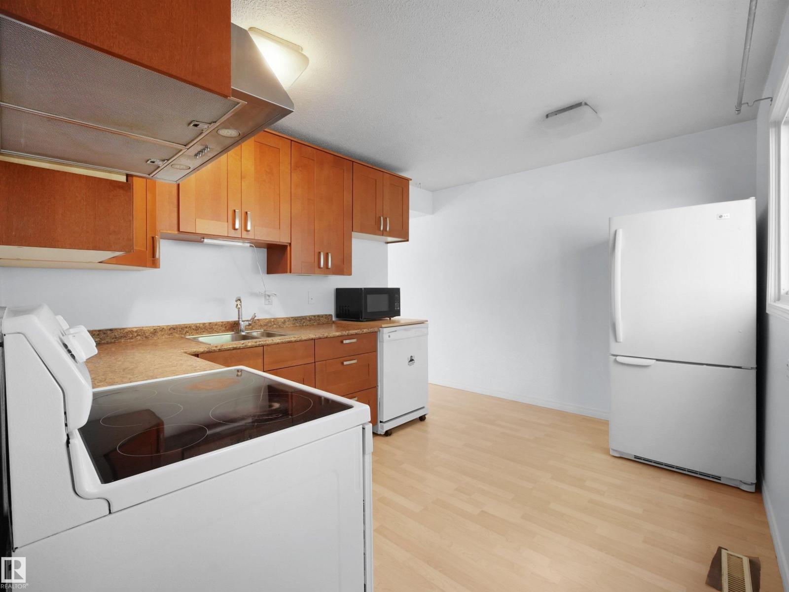 10446 55 AV NW - 14