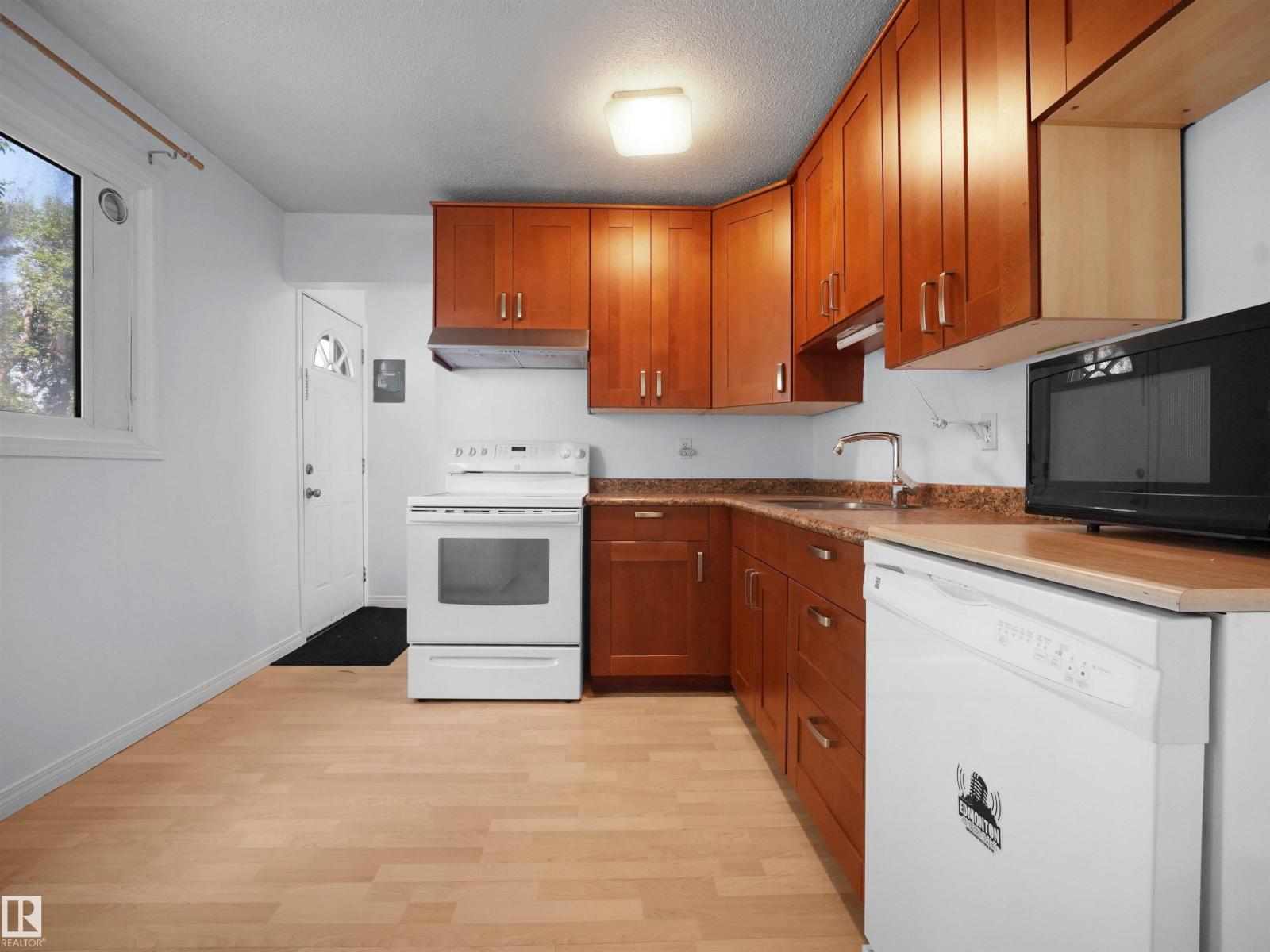 10446 55 AV NW - 15