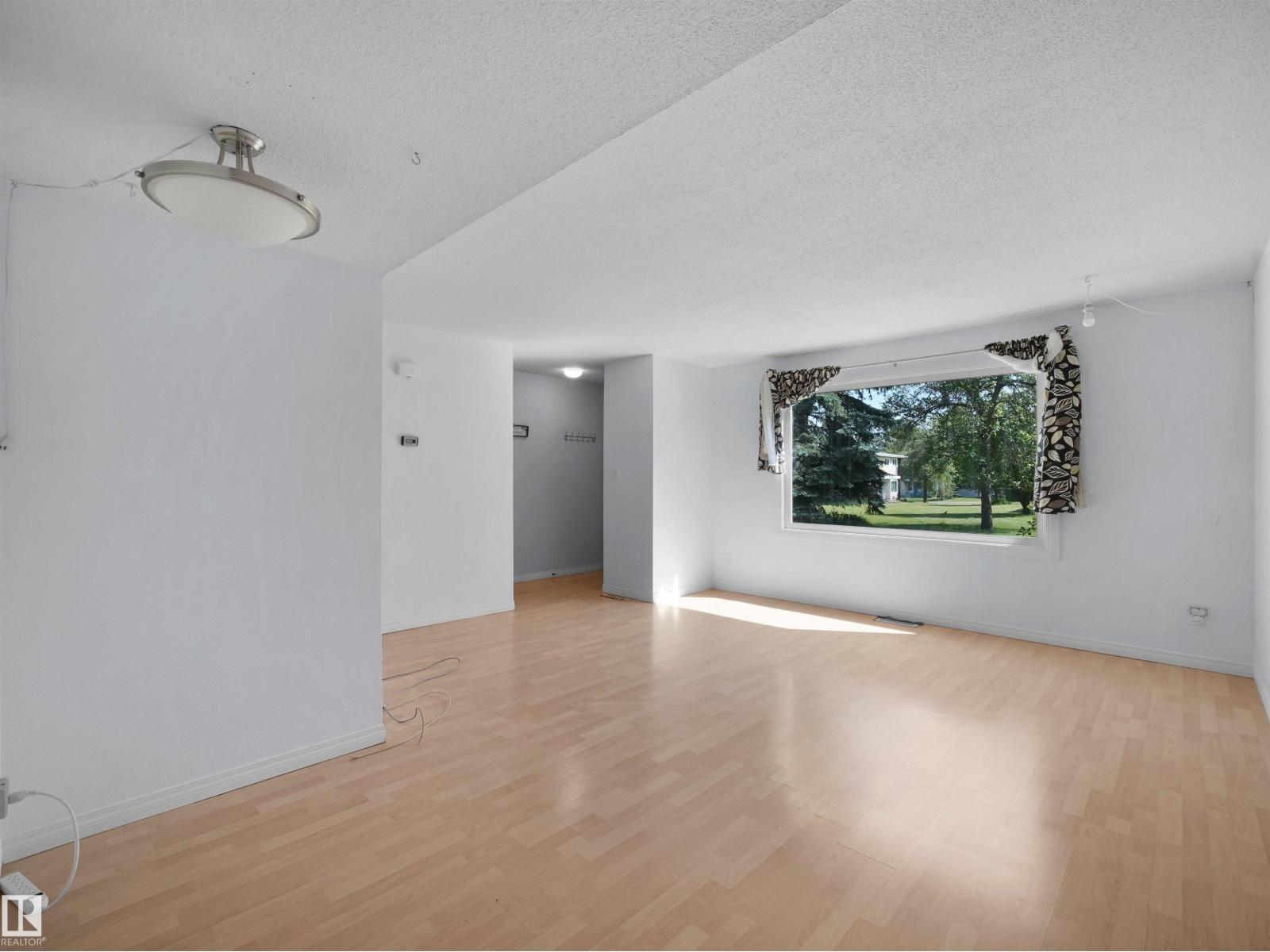 10446 55 AV NW - 18