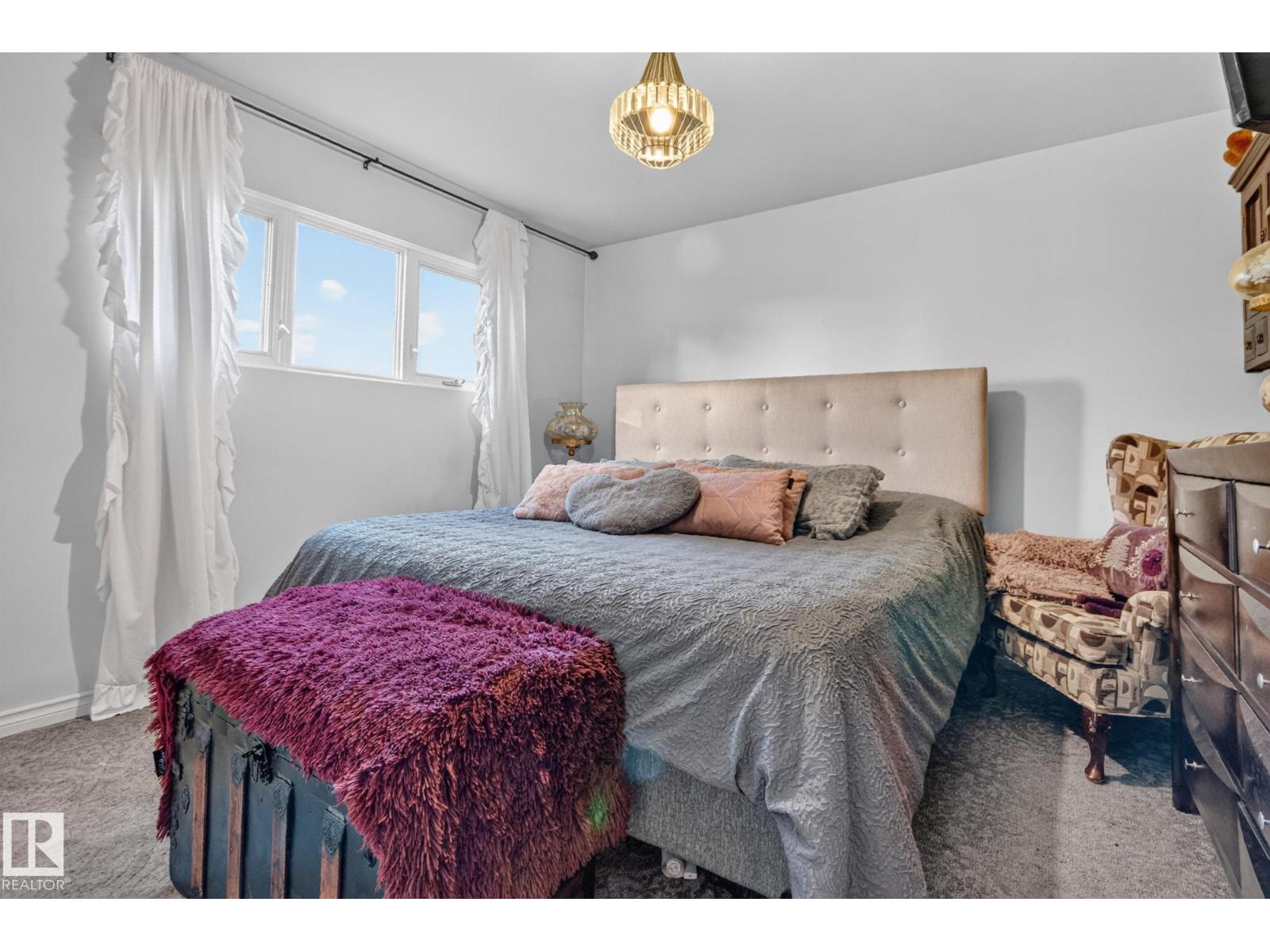 5307 104 AV NW - 13