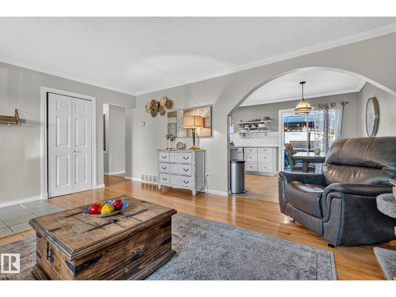 5307 104 AV NW - 8