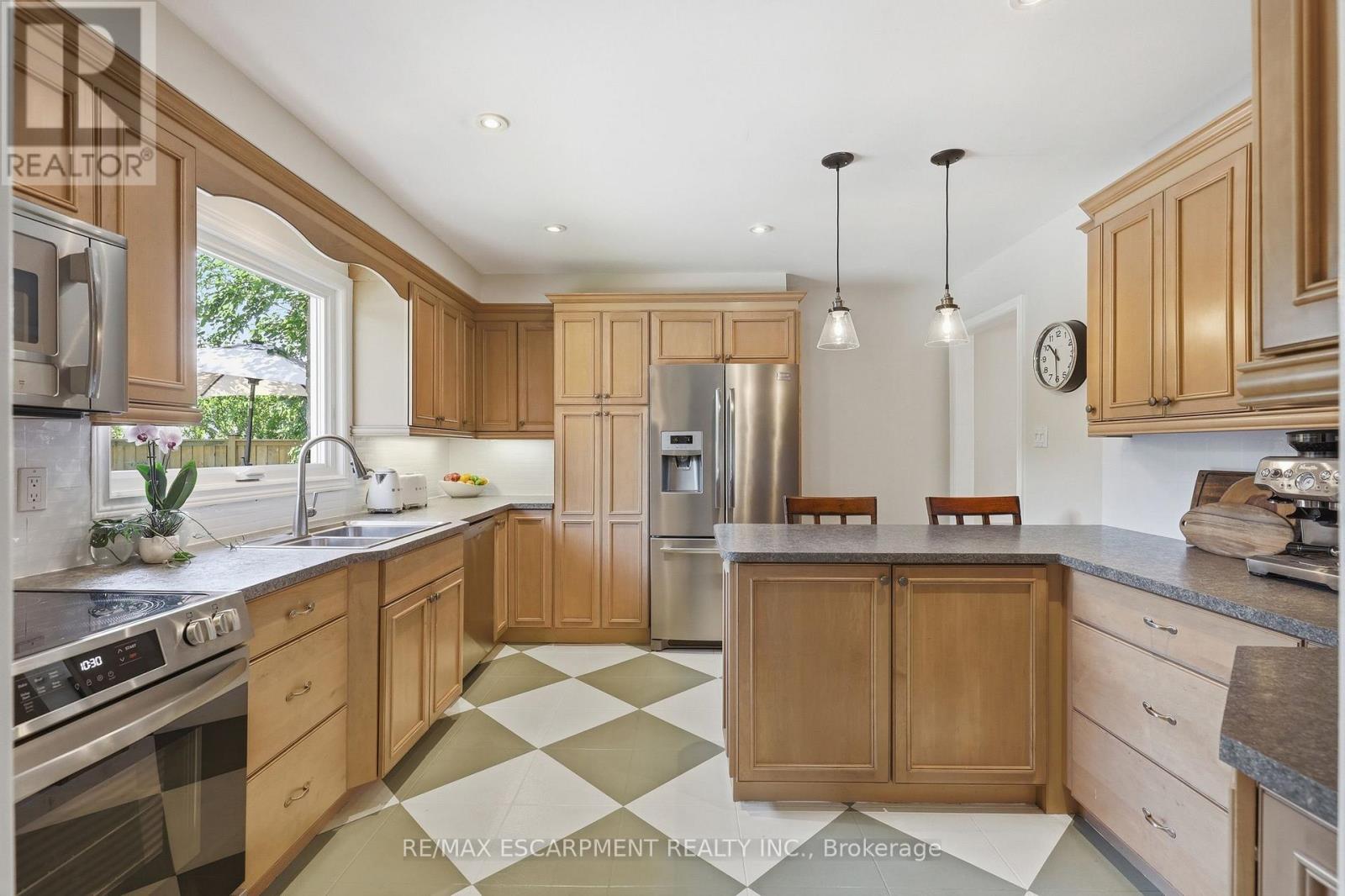 463 GOWLAND CRESCENT - 10