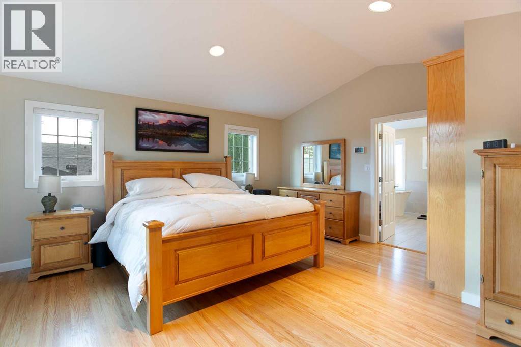 5028 Vanstone Crescent NW - 16