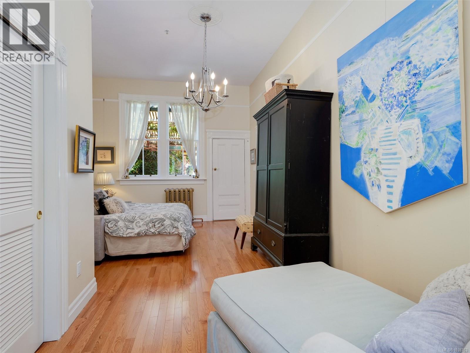 #2 224 Superior St - 11