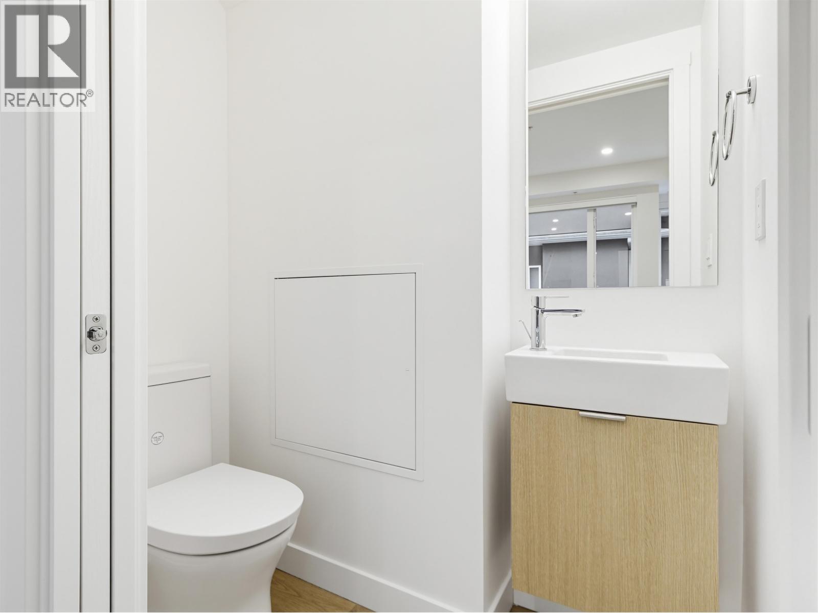 113 390 GUILBY STREET, Coquitlam