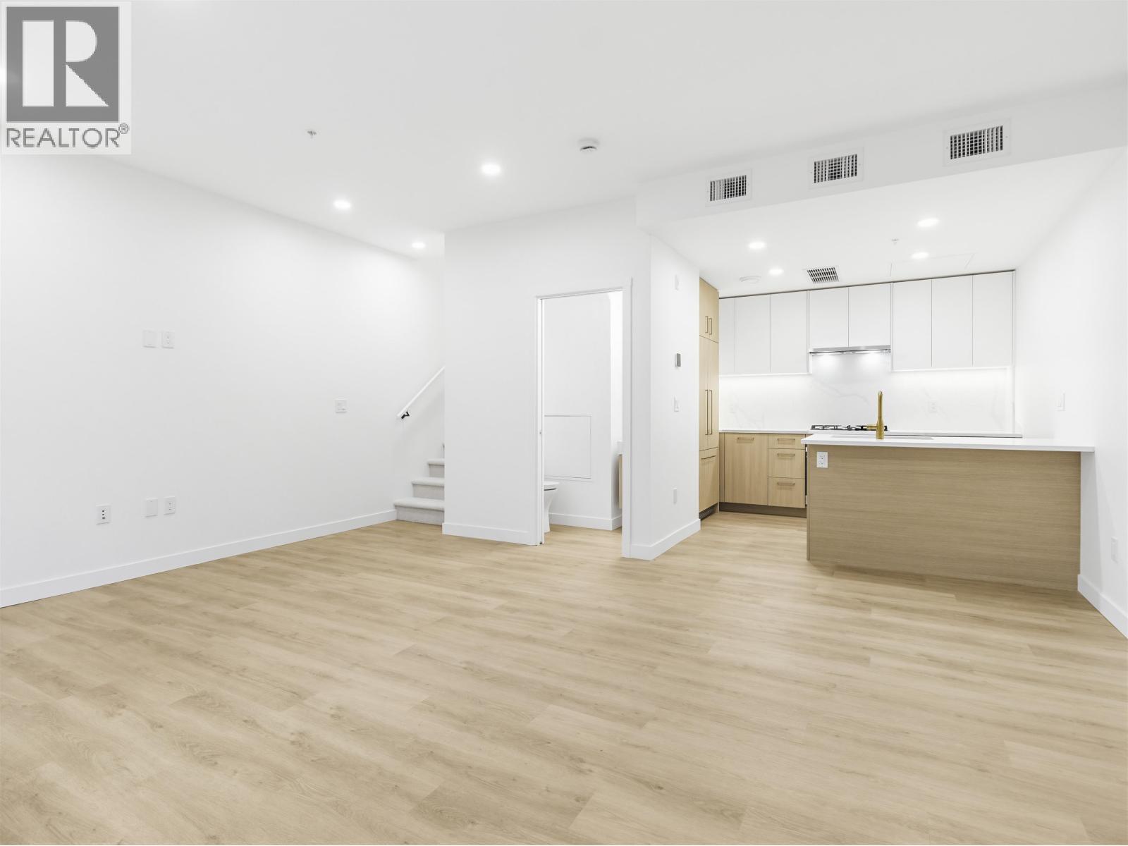 113 390 GUILBY STREET, Coquitlam