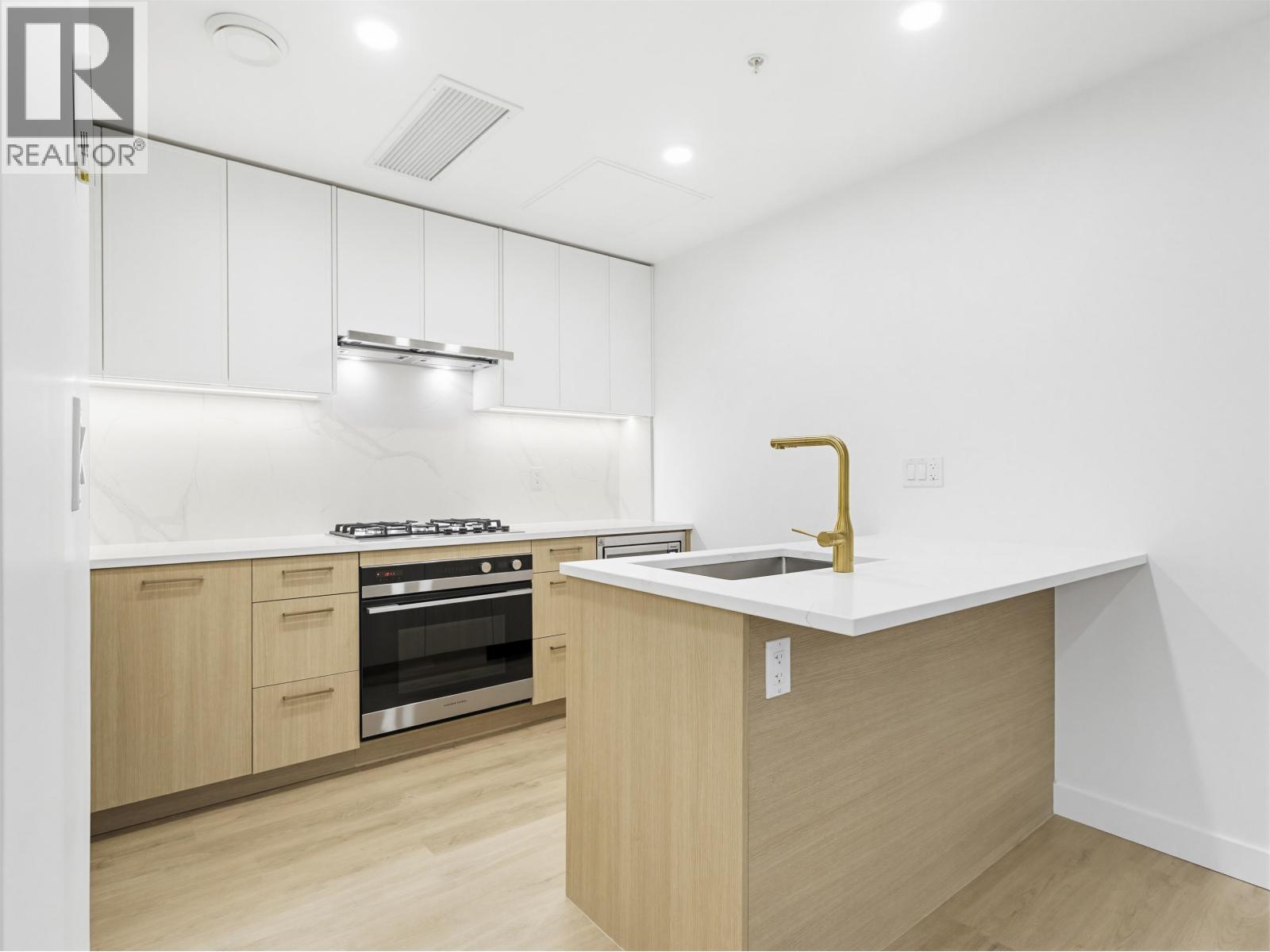 113 390 GUILBY STREET, Coquitlam