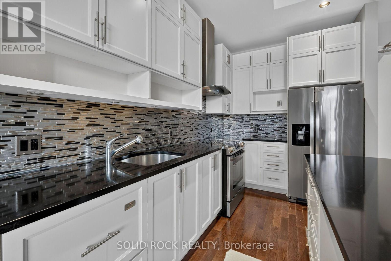 #PH18 808 BRONSON AVENUE - 23