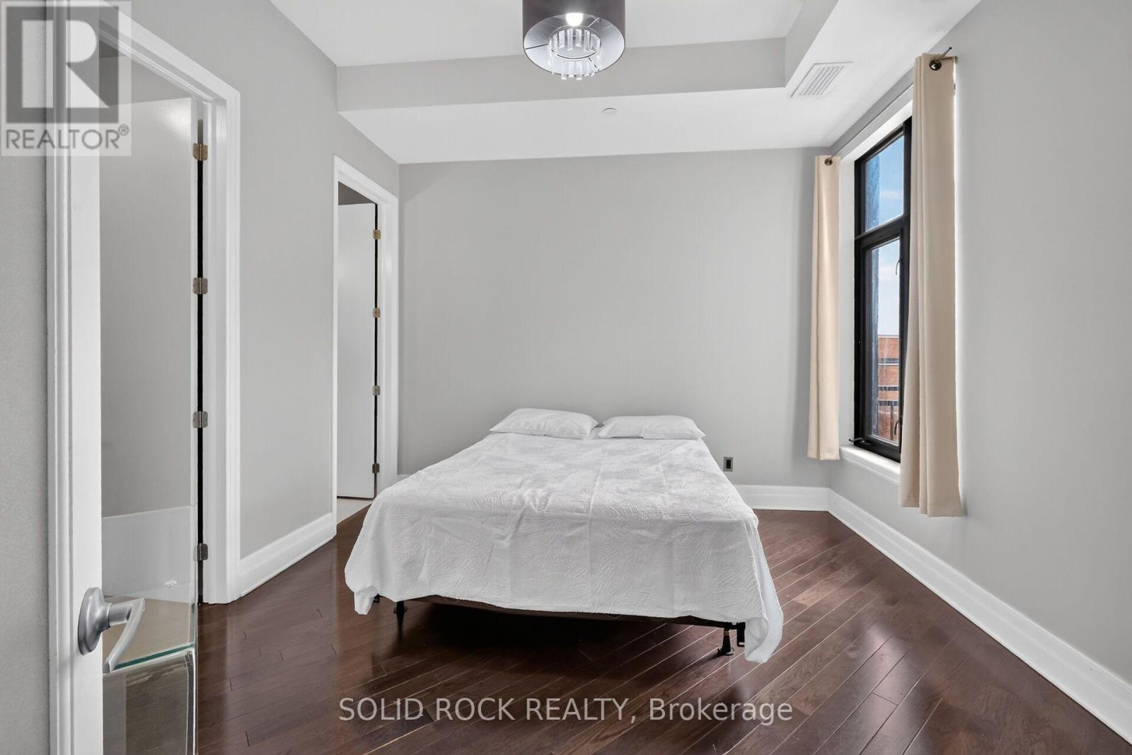 #PH18 808 BRONSON AVENUE - 32