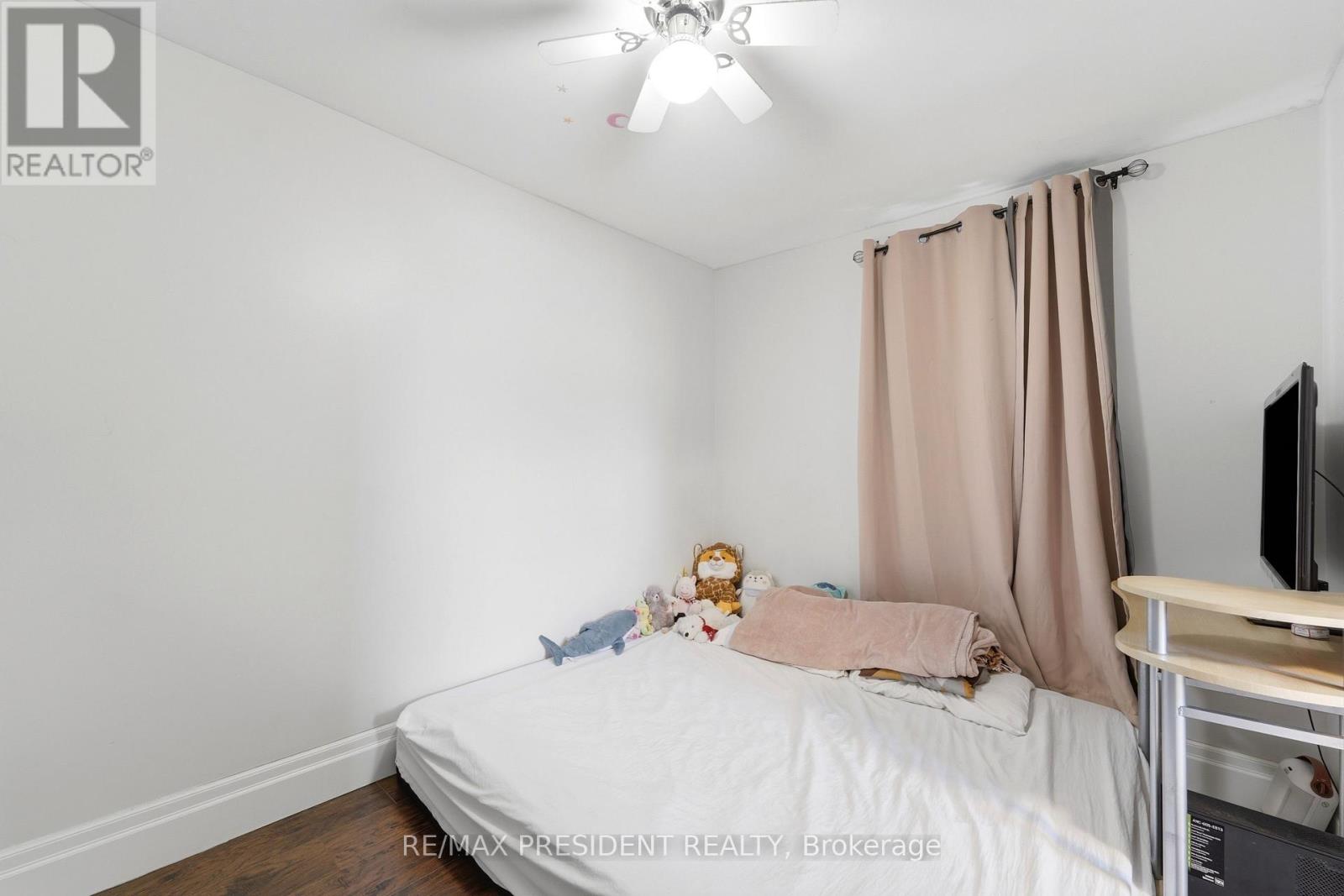43 ADAIR AVENUE N - 16