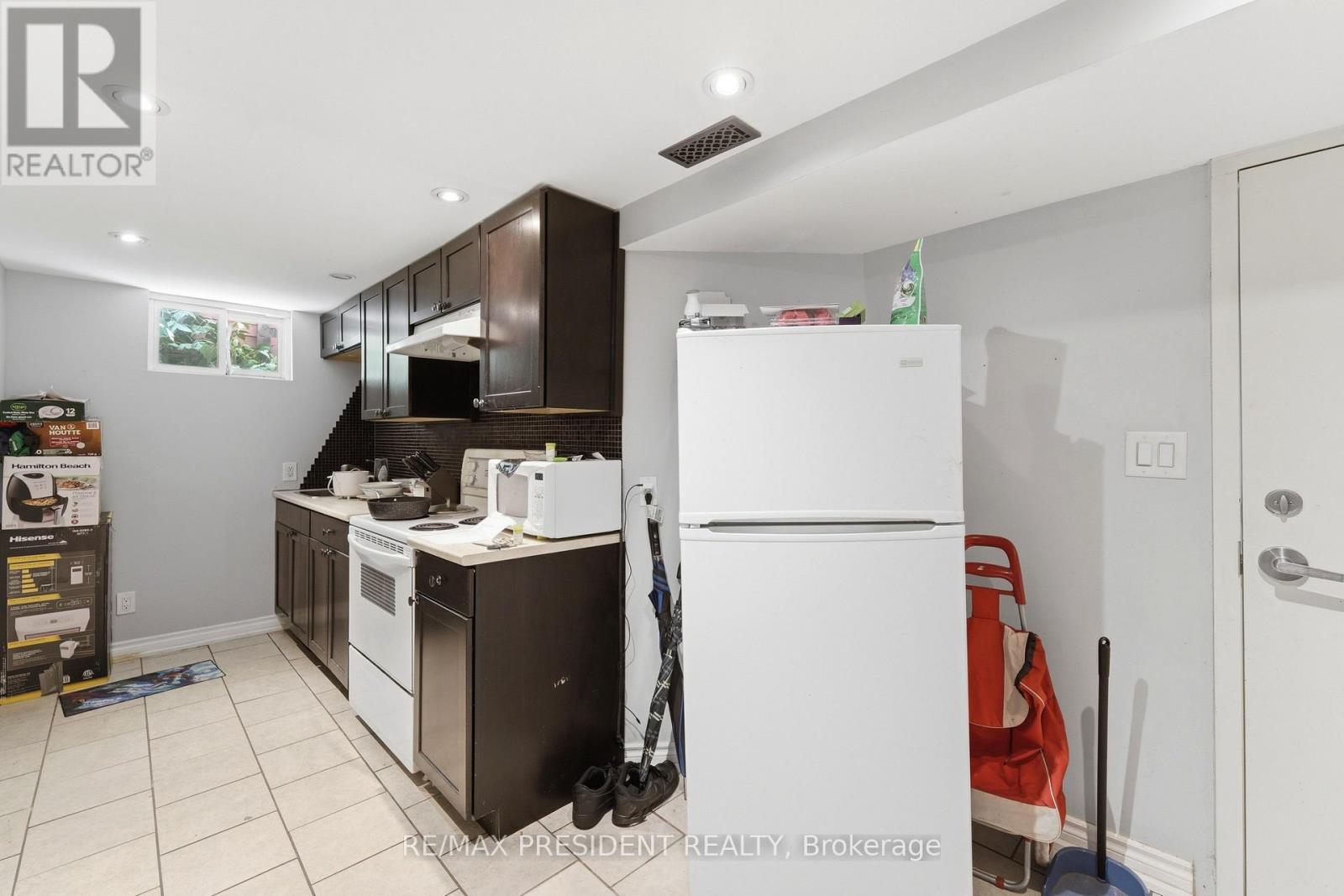 43 ADAIR AVENUE N - 19