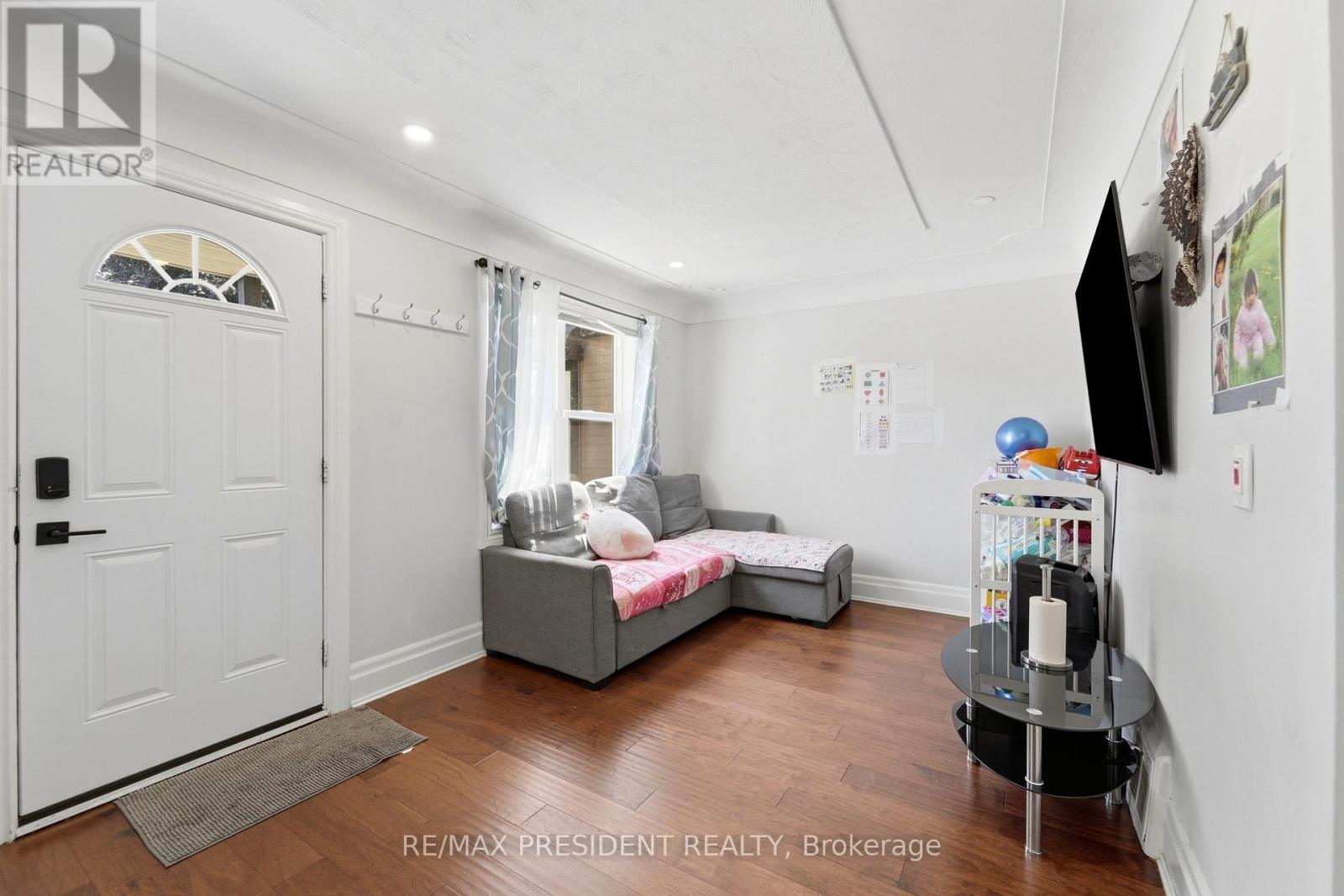 43 ADAIR AVENUE N - 2