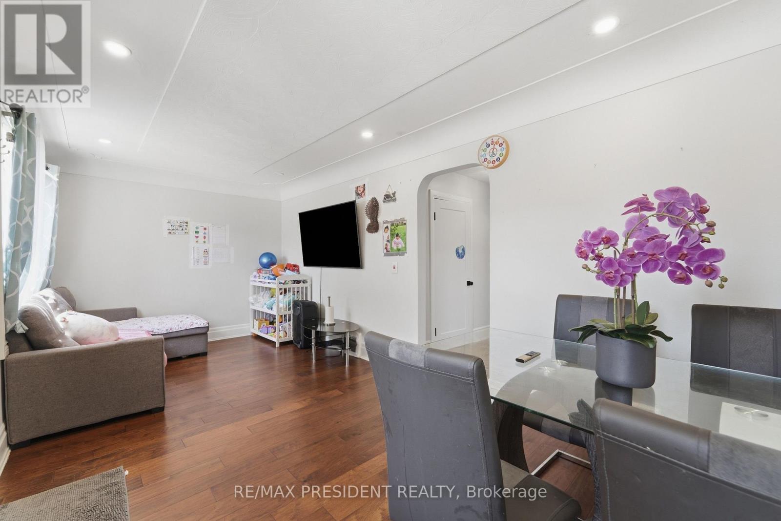 43 ADAIR AVENUE N - 3