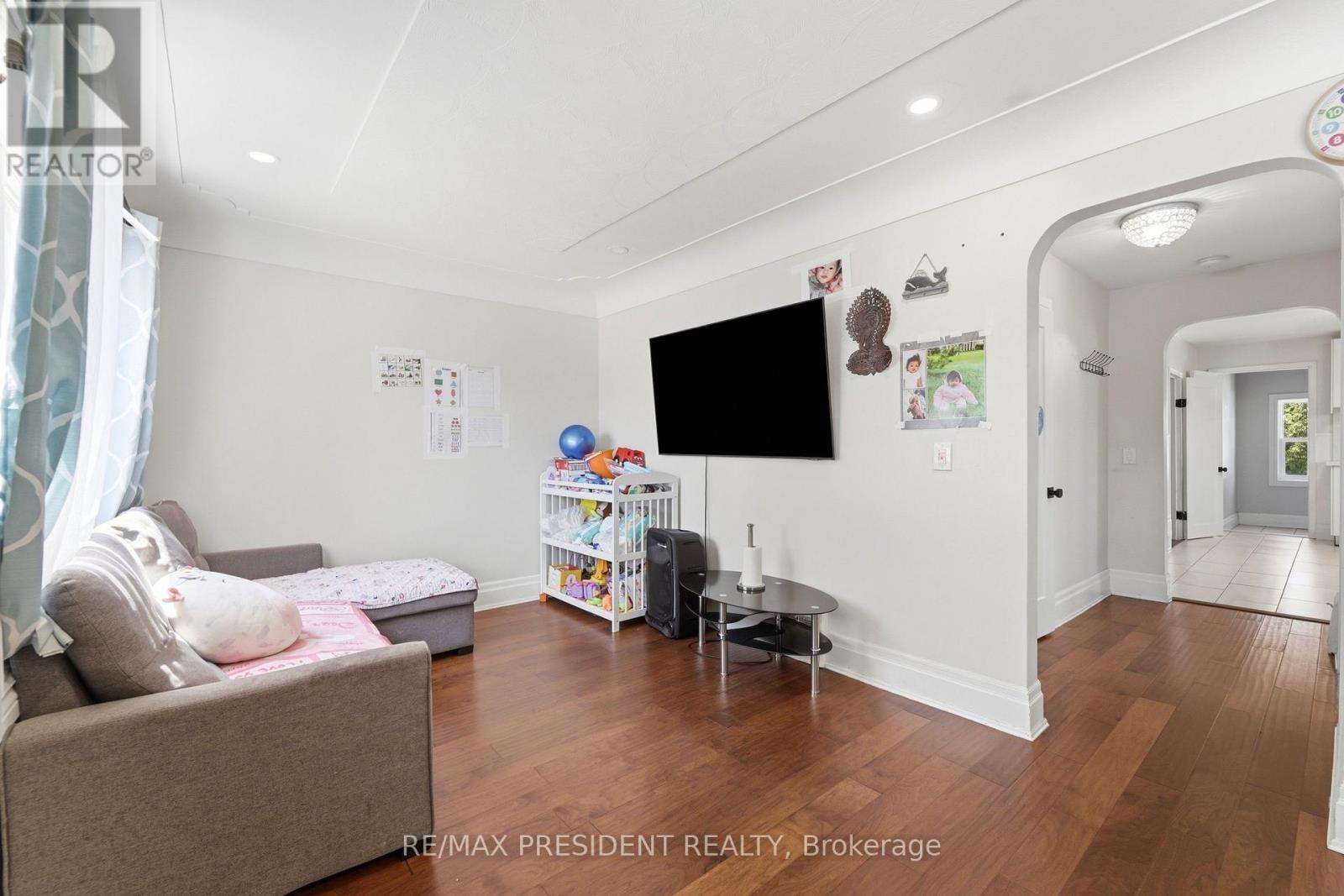 43 ADAIR AVENUE N - 4
