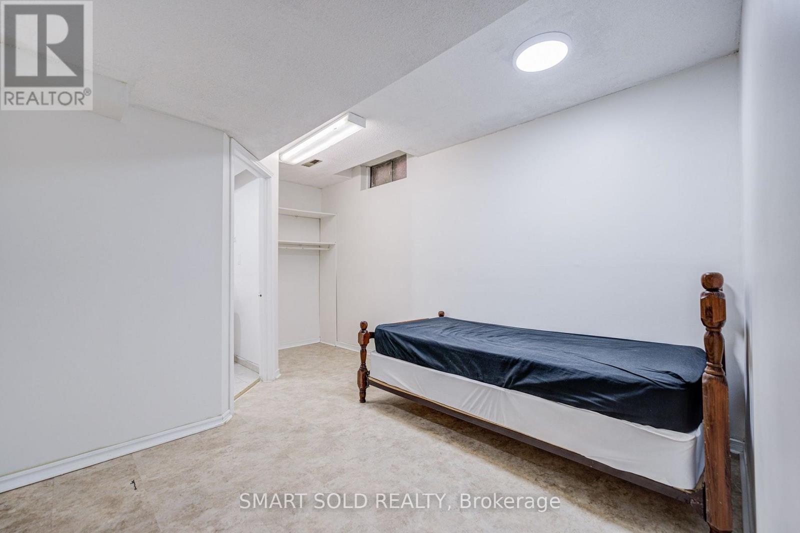 837 QUEENSBRIDGE DRIVE - 39