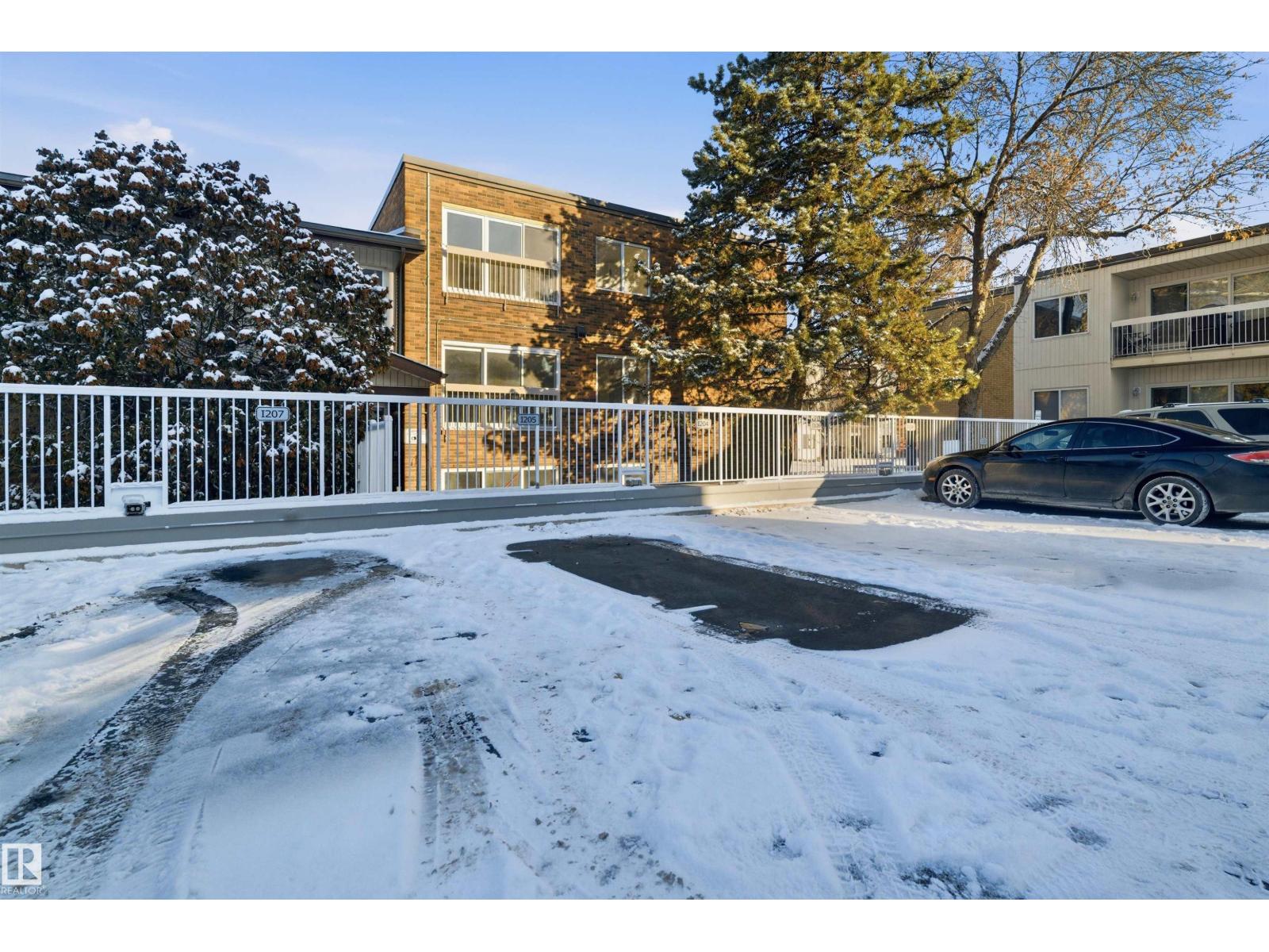 #205 11440 40 avenue NW - 25
