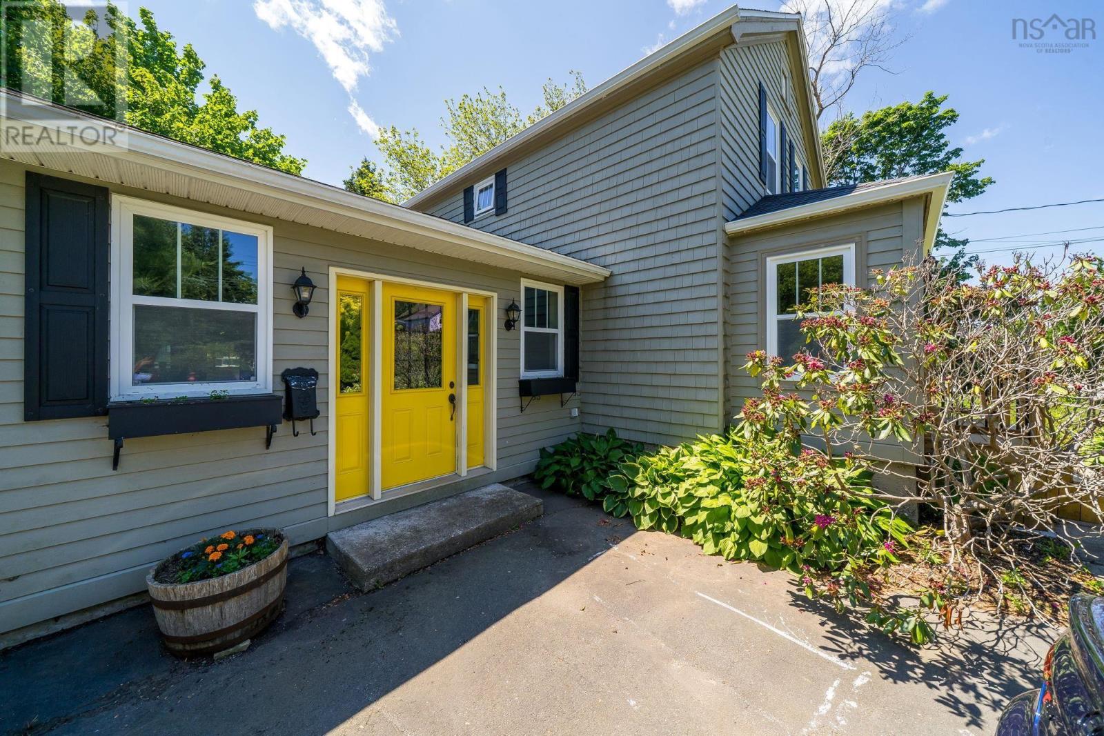 16 Lawnwood Avenue, Halifax — photo 3