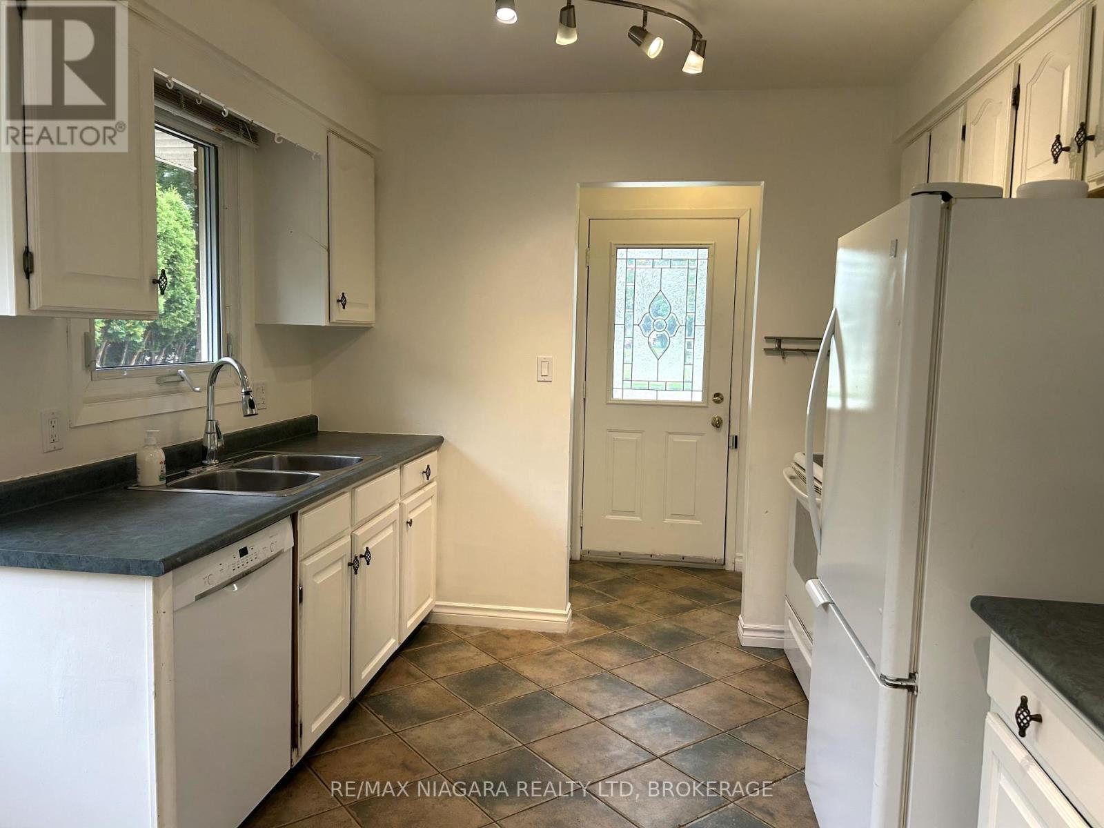 26 FRIARS COURT - 10