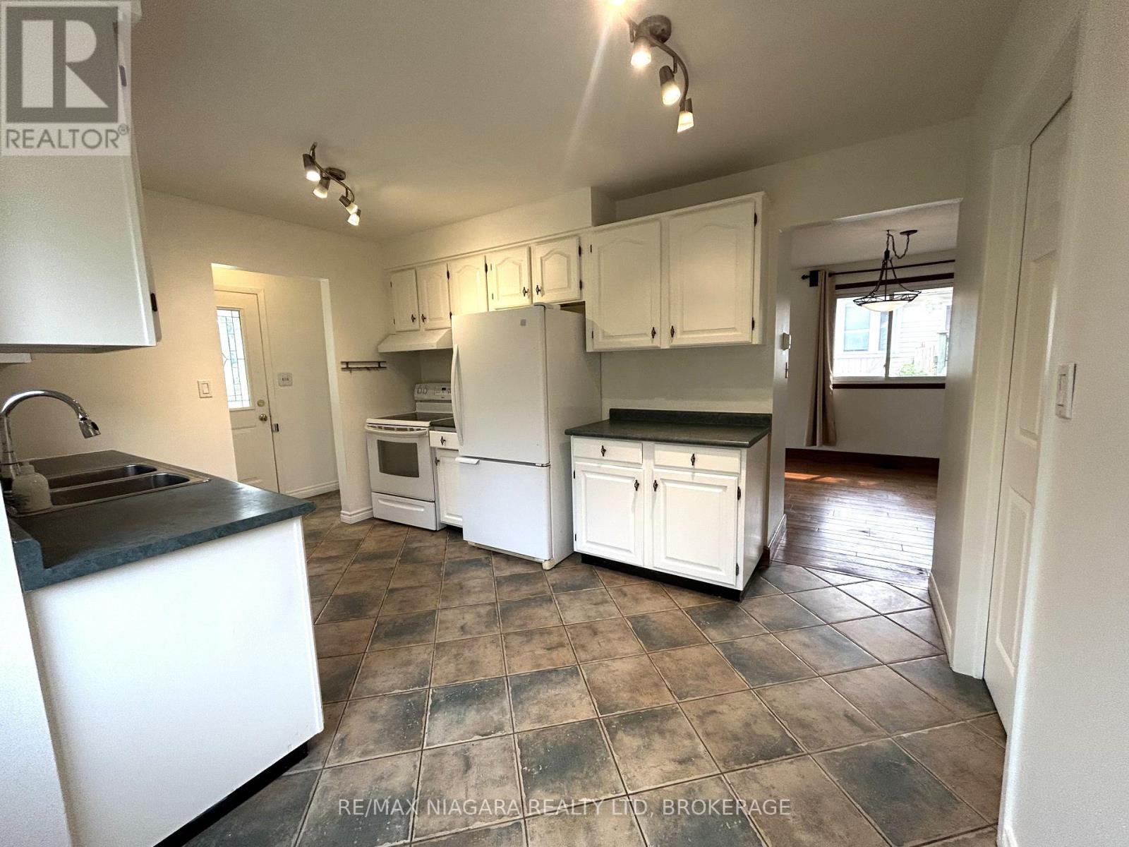 26 FRIARS COURT - 12