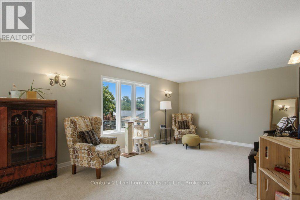 17 MAYHEW DRIVE - 11