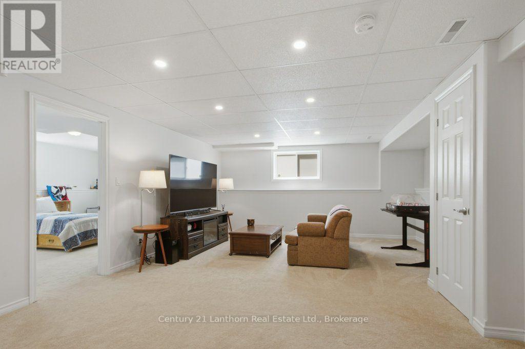 17 MAYHEW DRIVE - 20
