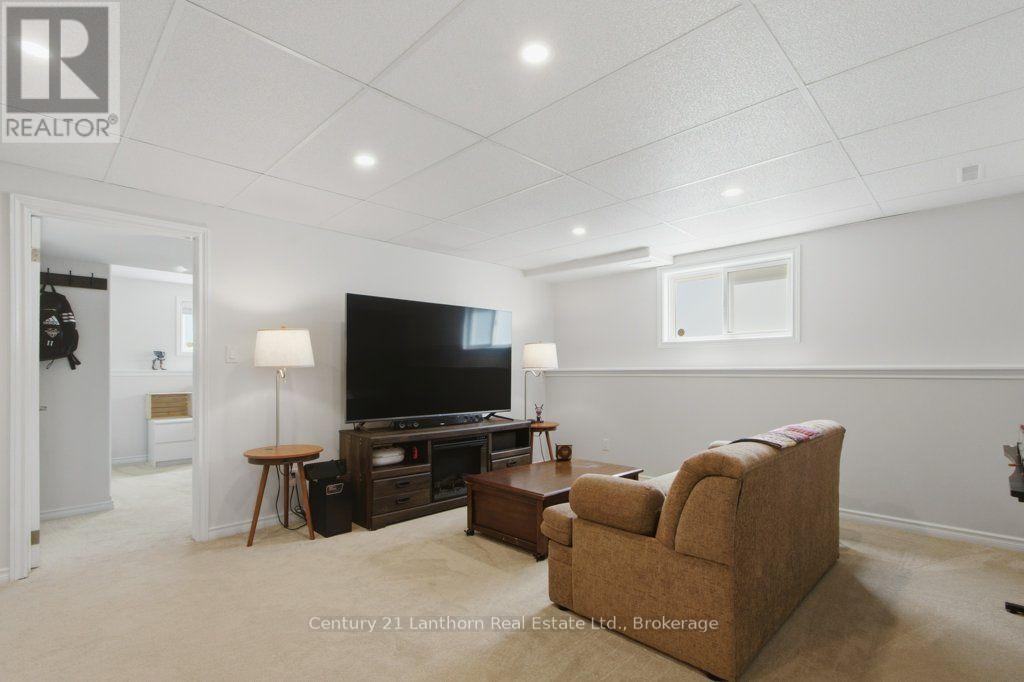 17 MAYHEW DRIVE - 22