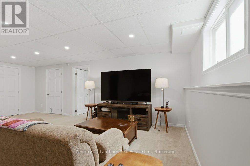 17 MAYHEW DRIVE - 23