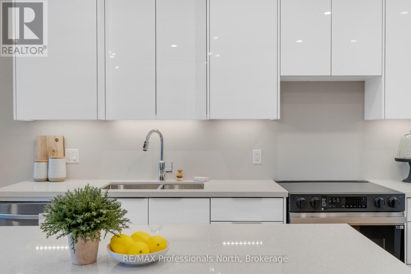 #203 32 BRUNEL ROAD - 11