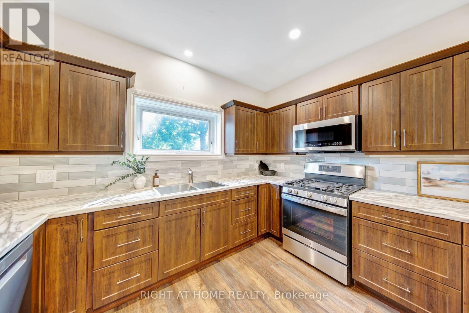 30 WILLOW STREET N - 17