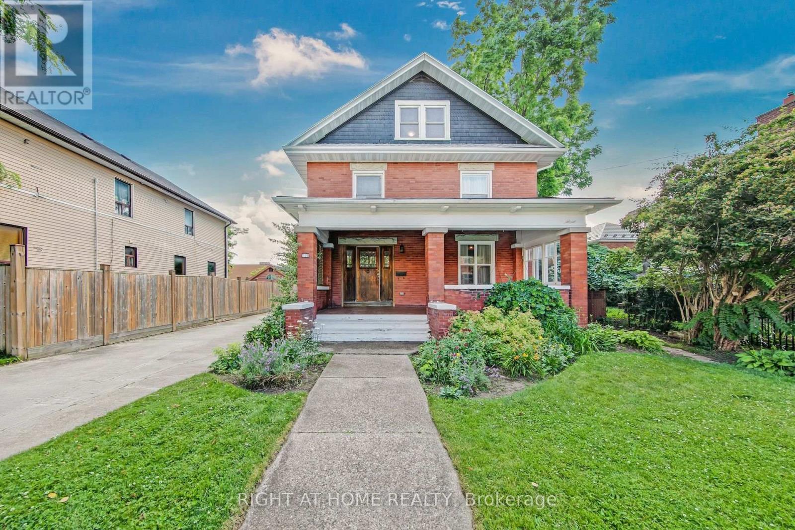 30 WILLOW STREET N - 2