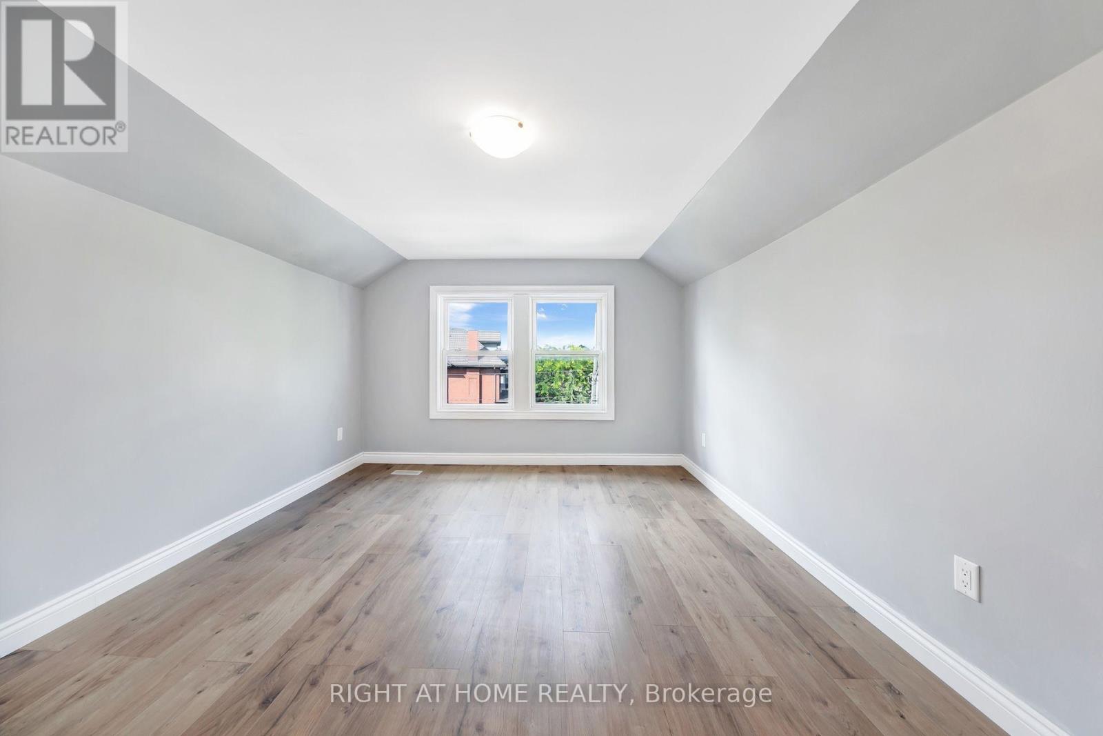 30 WILLOW STREET N - 32