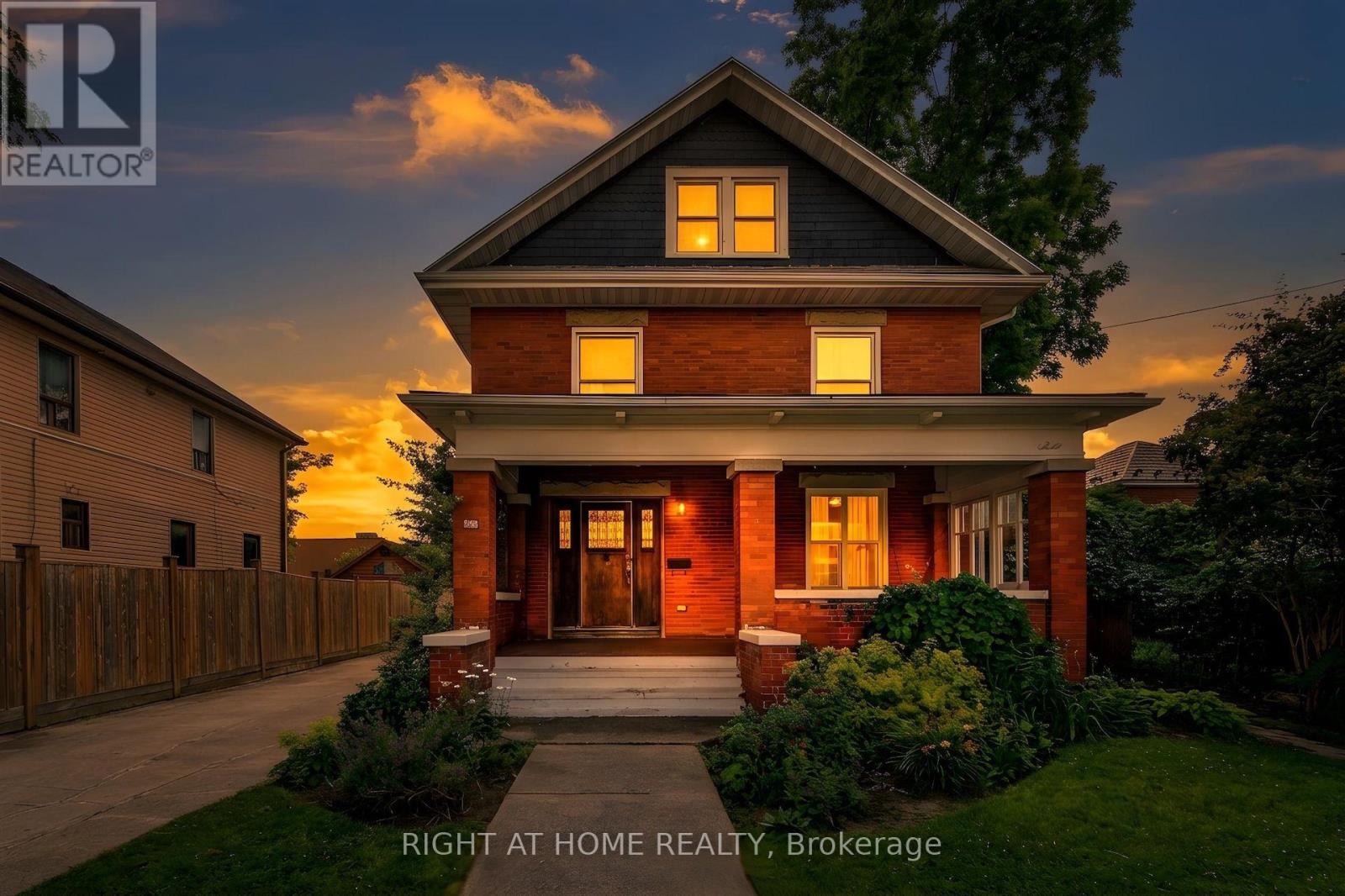 30 WILLOW STREET N - 4