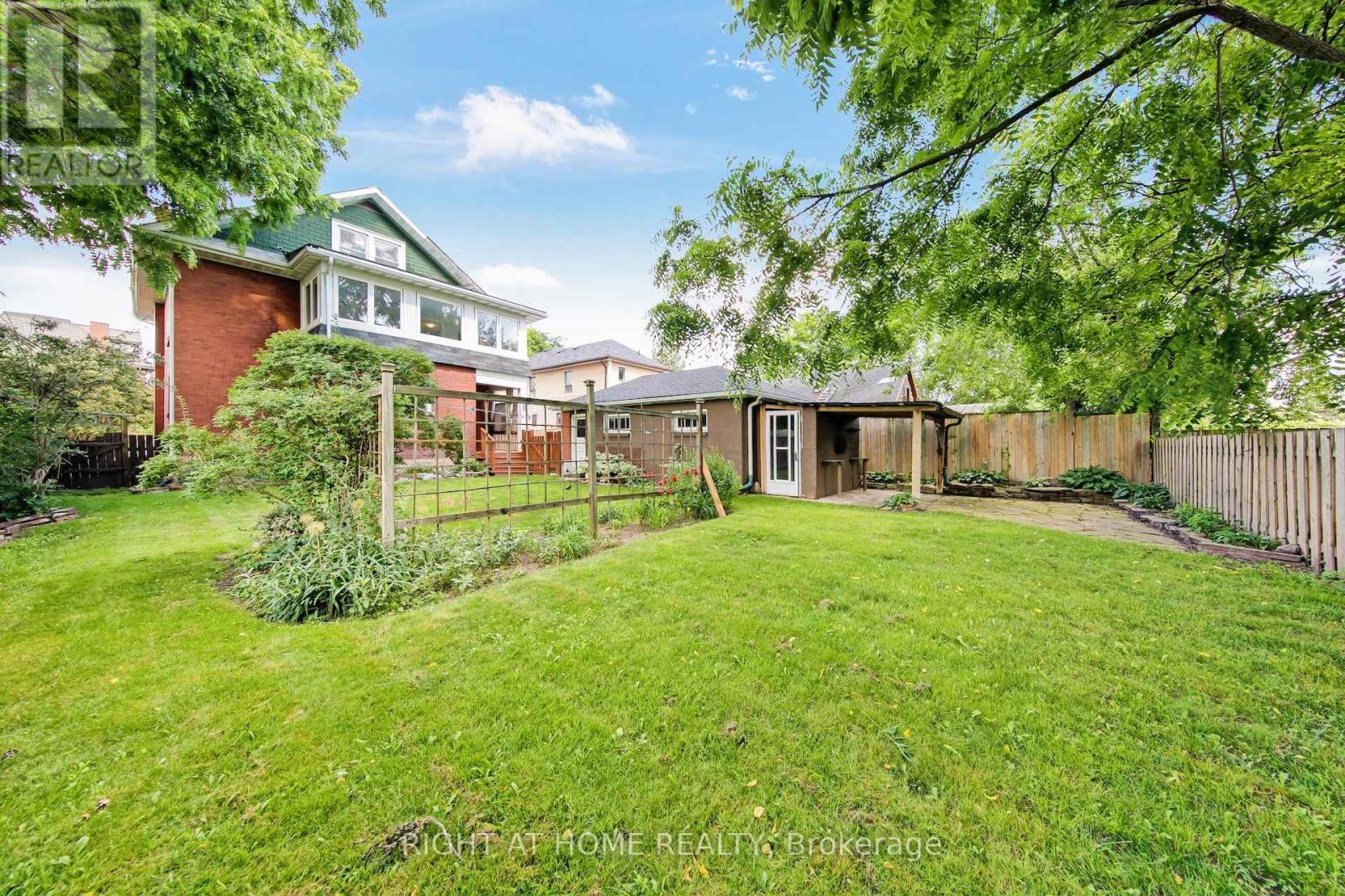 30 WILLOW STREET N - 40