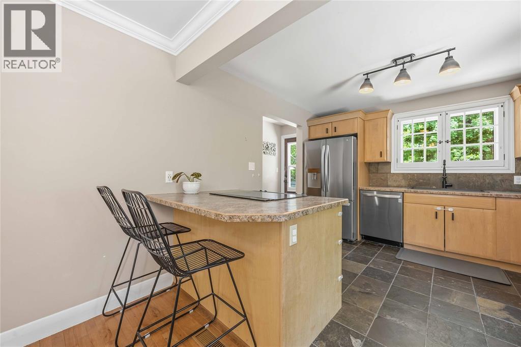860 LONDON ROAD - 10