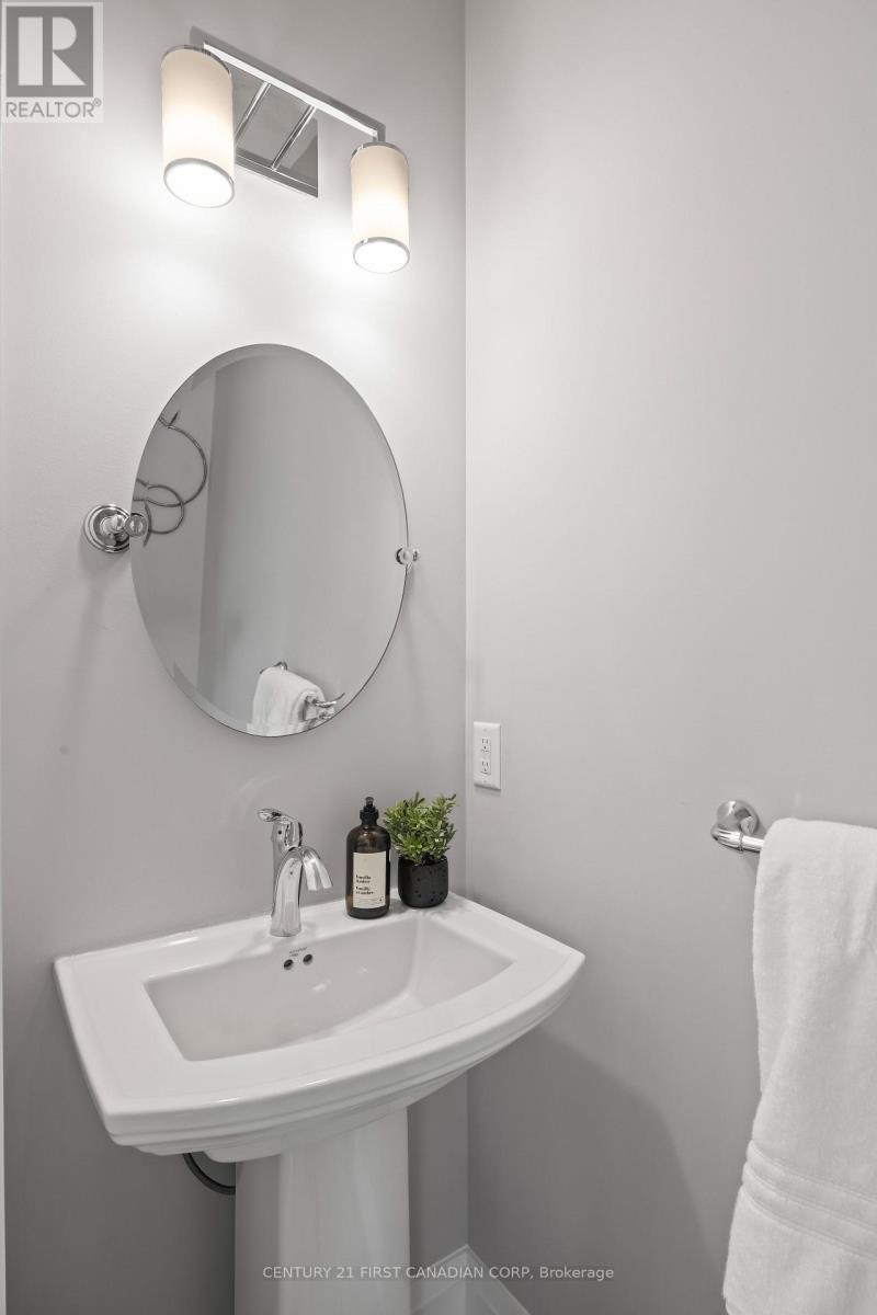 #18 3025 SINGLETON AVENUE - 4