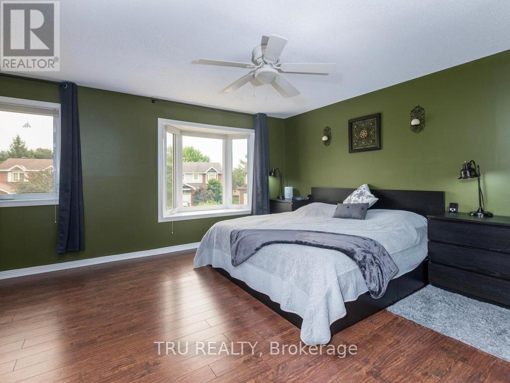 24 SOHO CRESCENT - 12