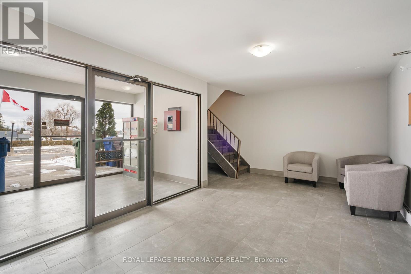 #209 220 KENYON STREET W - 2