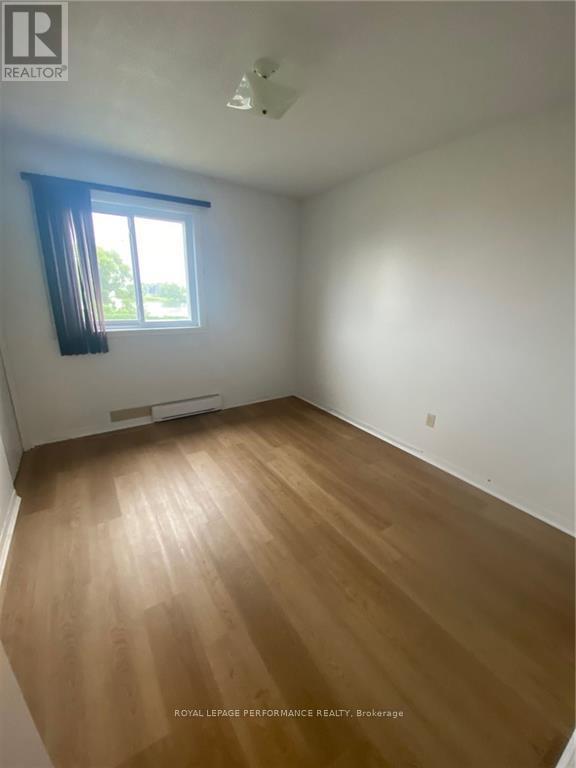 #209 220 KENYON STREET W - 3