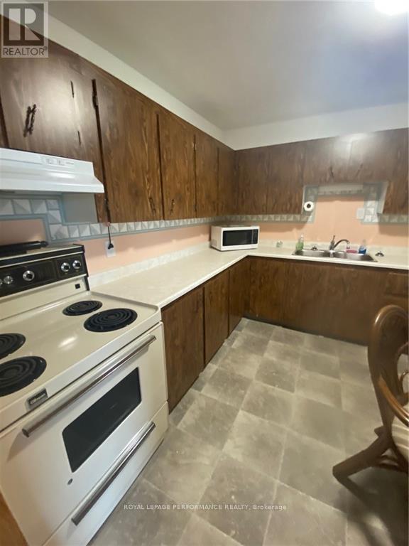 #209 220 KENYON STREET W - 4