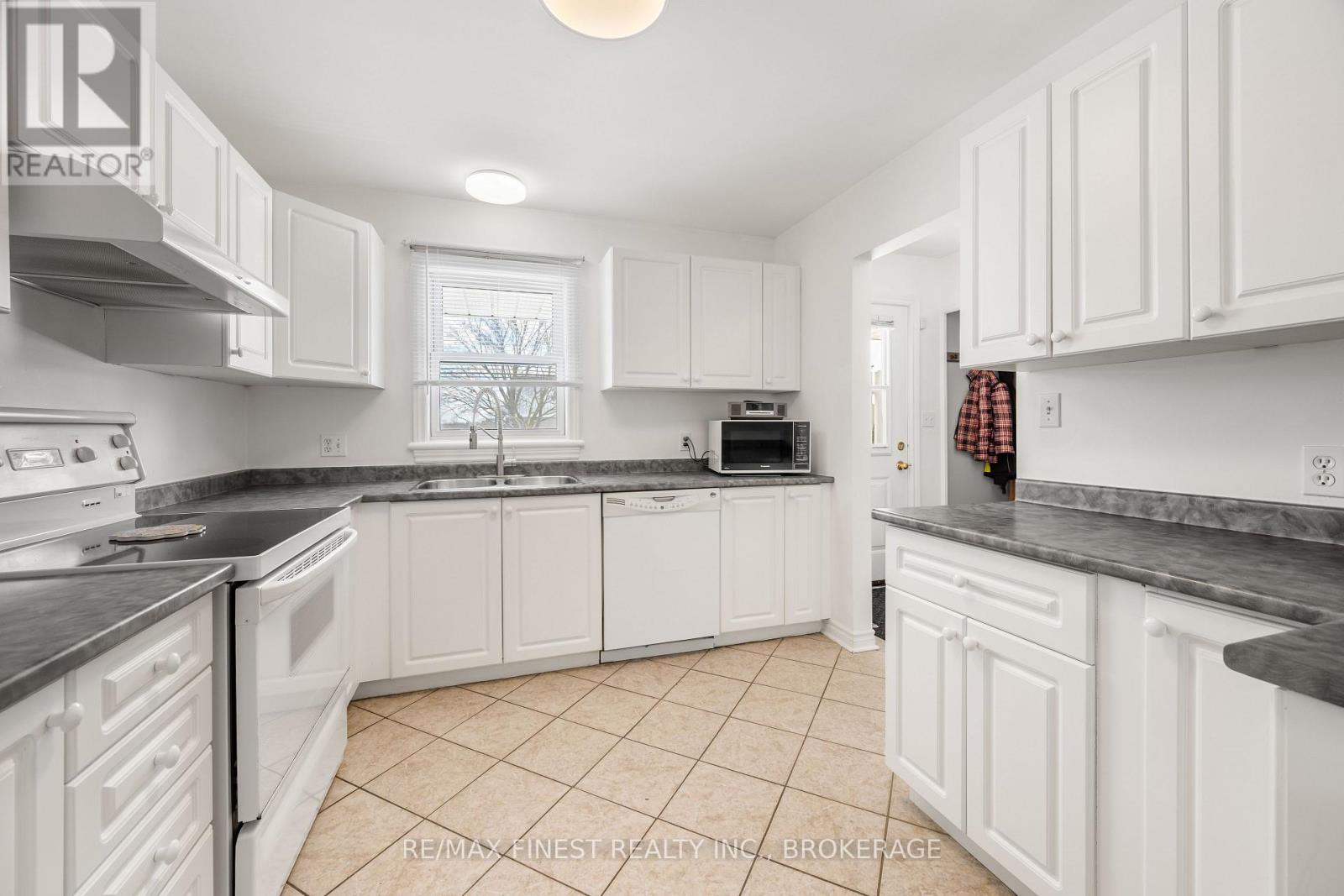 303 CONACHER DRIVE - 6