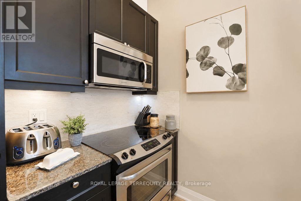 #202 35 FONTENAY COURT - 17