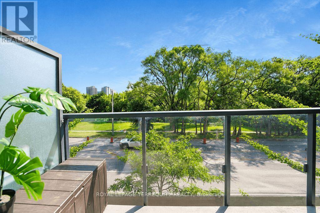 #202 35 FONTENAY COURT - 23