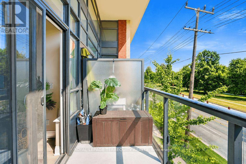 #202 35 FONTENAY COURT - 24