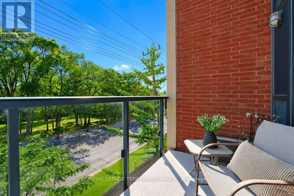 #202 35 FONTENAY COURT - 26