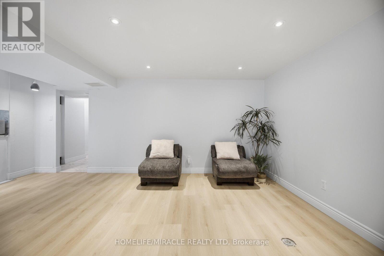 25 FURNESS CRESCENT - 31