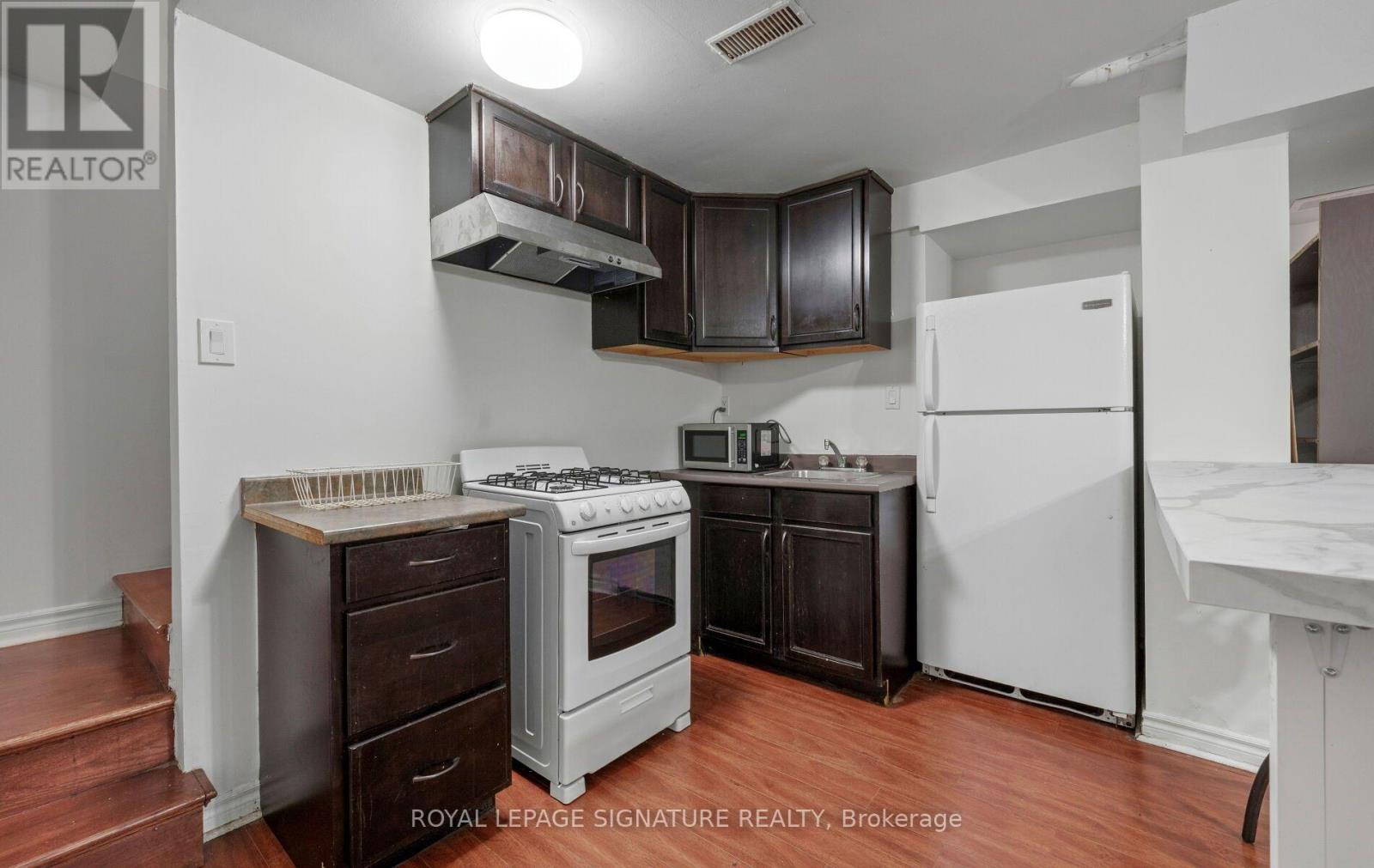 1414 HARMSWORTH SQUARE - 23